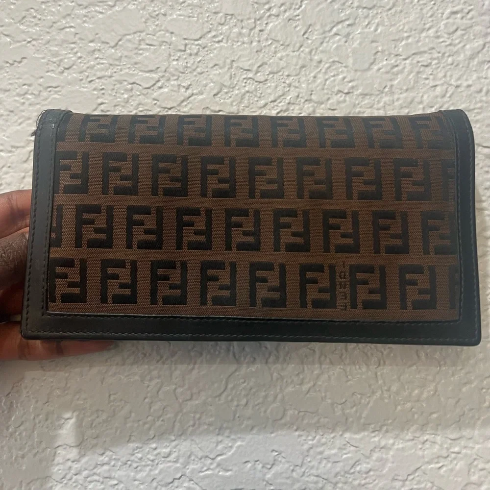 Sold ‼️‼️‼️‼️
Authentic vintage Fendi continental wallet! - Picture 3 of 13